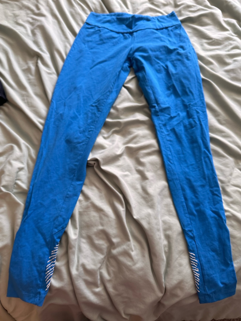 Synergy Organic Clothing Blue Women's Leggings with Side Stitching of Feathers